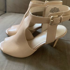 T strap sandals